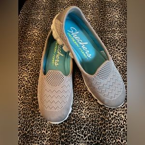 Sketchers Size 7 Taupe Color